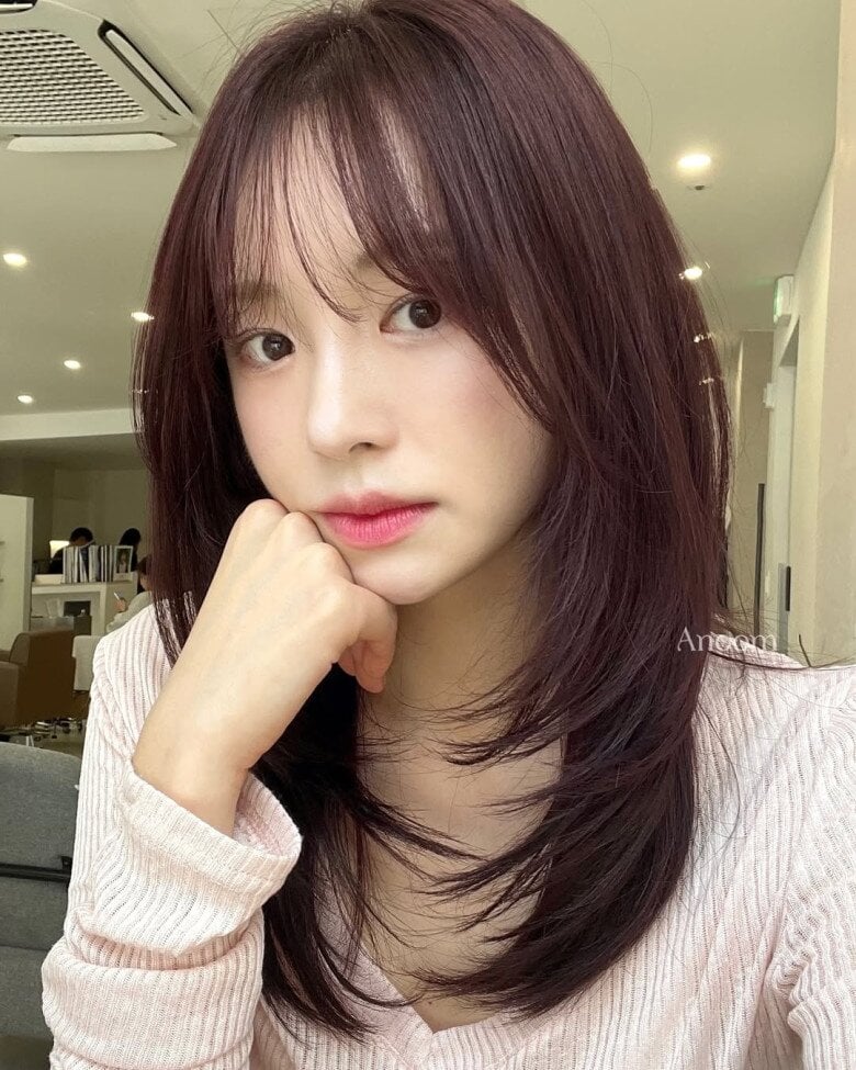 Đặc trưng của kiểu tóc này là các lớp tóc được tỉa mỏng, tạo hiệu ứng mềm mại như những chiếc lông vũ ôm quanh khuôn mặt.