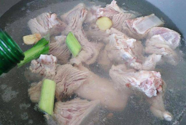 chan-xuong-suon-cu-bi-kho-va-tanh-dau-bep-bat-mi-do-ban-dung-sai-nuoc-e14f01bab8e54c8581920bec6554325d-1596593311-500-width640height429