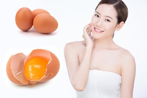 Lòng đỏ trứng chứa nhiều vitamin A, D, E cùng các axit béo và dưỡng chất giúp nuôi dưỡng làn da. 