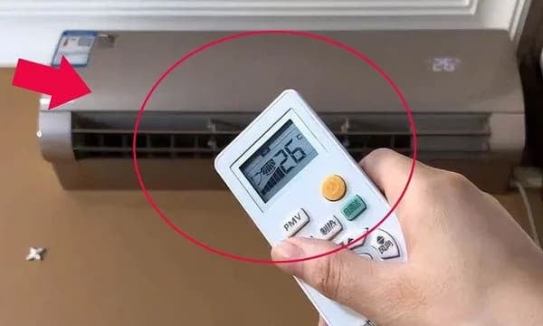 Đây là một trong những sai lầm phổ biến nhất. Nhiều người khi vừa bước từ ngoài trời nắng nóng vào phòng thường lập tức chỉnh điều hòa xuống 16-18 độ C với mong muốn căn phòng nhanh mát hơn.