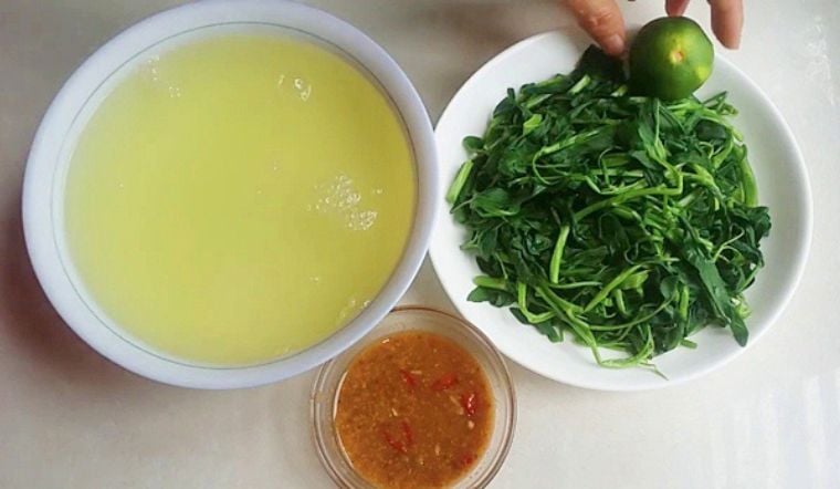 khong-chi-ngon-hon-vat-chanh-vao-nuoc-rau-muong-luoc-con-co-cong-dung-nay-202209220956289550