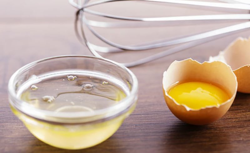 Khác với lòng đỏ, lòng trắng trứng có kết cấu nhẹ hơn và chứa nhiều protein tự nhiên.