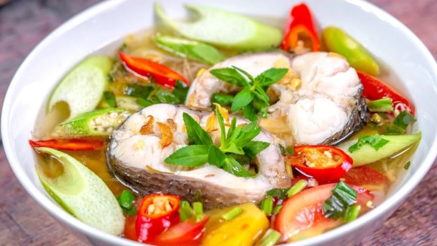 Khi nấu canh cá, bạn cần sử dụng nước nóng để canh không bị tanh.