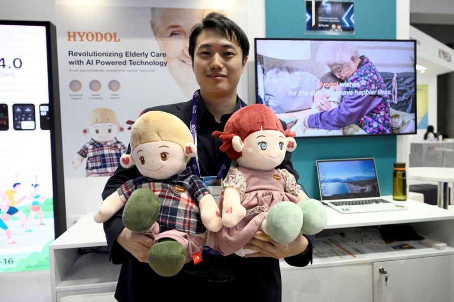 robot-AI-dang-ngay-cang-duoc-ua-chuong-voi-nguoi-cao-tuoi