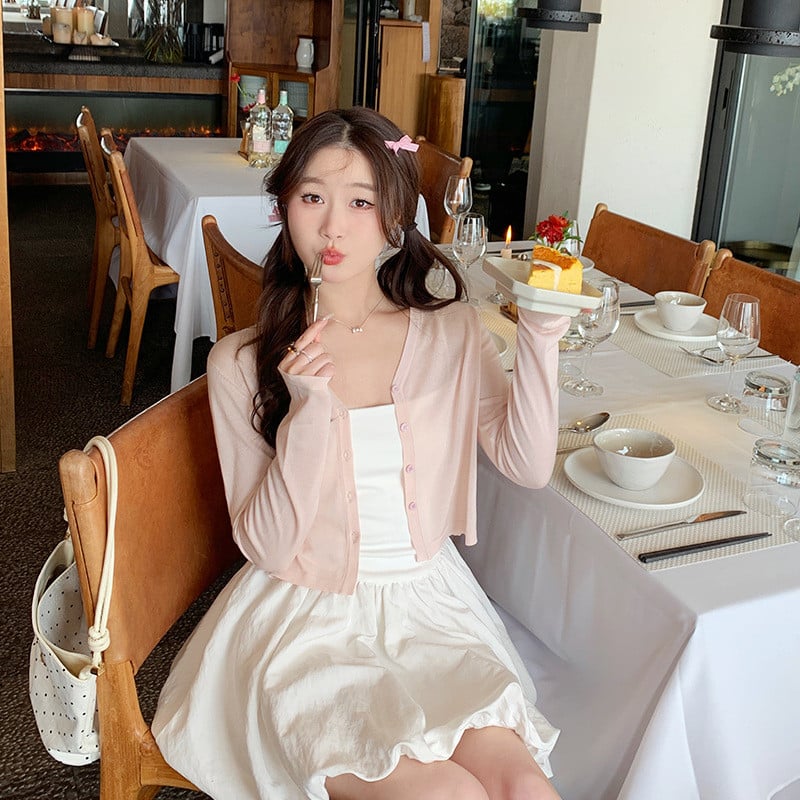 Nhiều người lựa chọn mặc cài kín như một chiếc áo riêng biệt để tạo vẻ ngoài gọn gàng. 