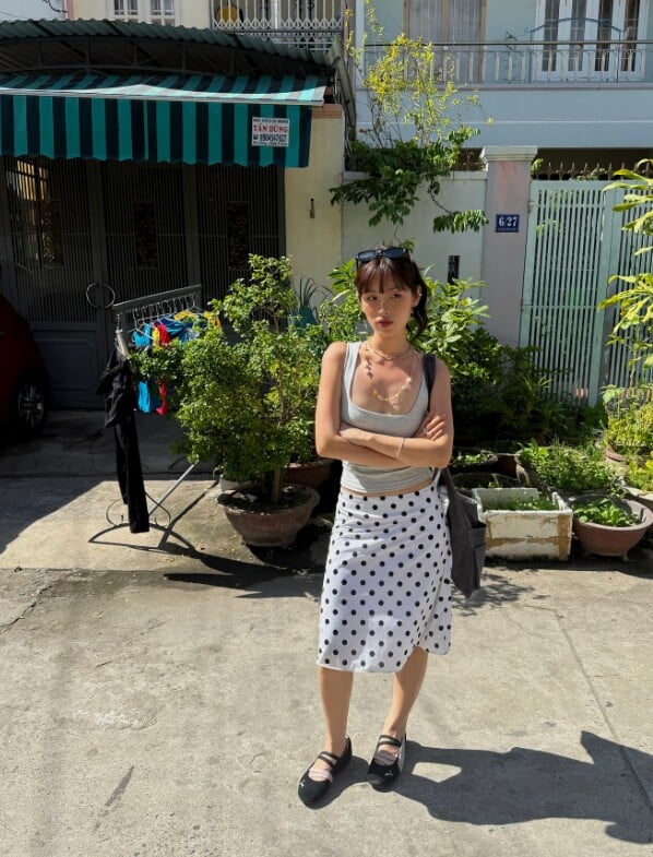 Những chất liệu có độ rủ tự nhiên và bề mặt mềm mại được ưu tiên lựa chọn để tạo cảm giác nhẹ nhàng, nữ tính.