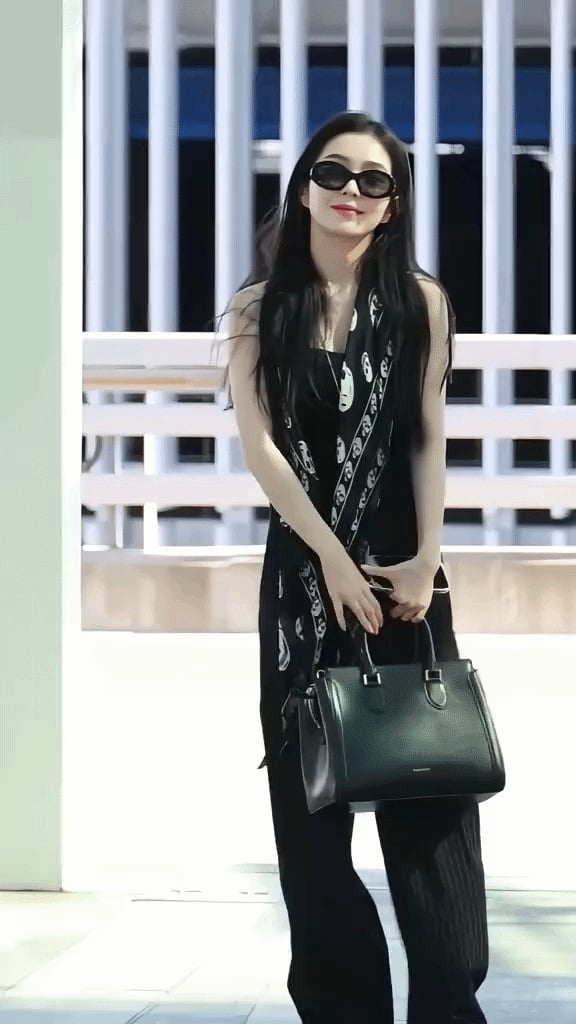 Các phụ kiện nhỏ như khăn quàng hay kính mắt cũng được sử dụng vừa đủ để tạo điểm nhấn mà không làm tổng thể trở nên rườm rà.