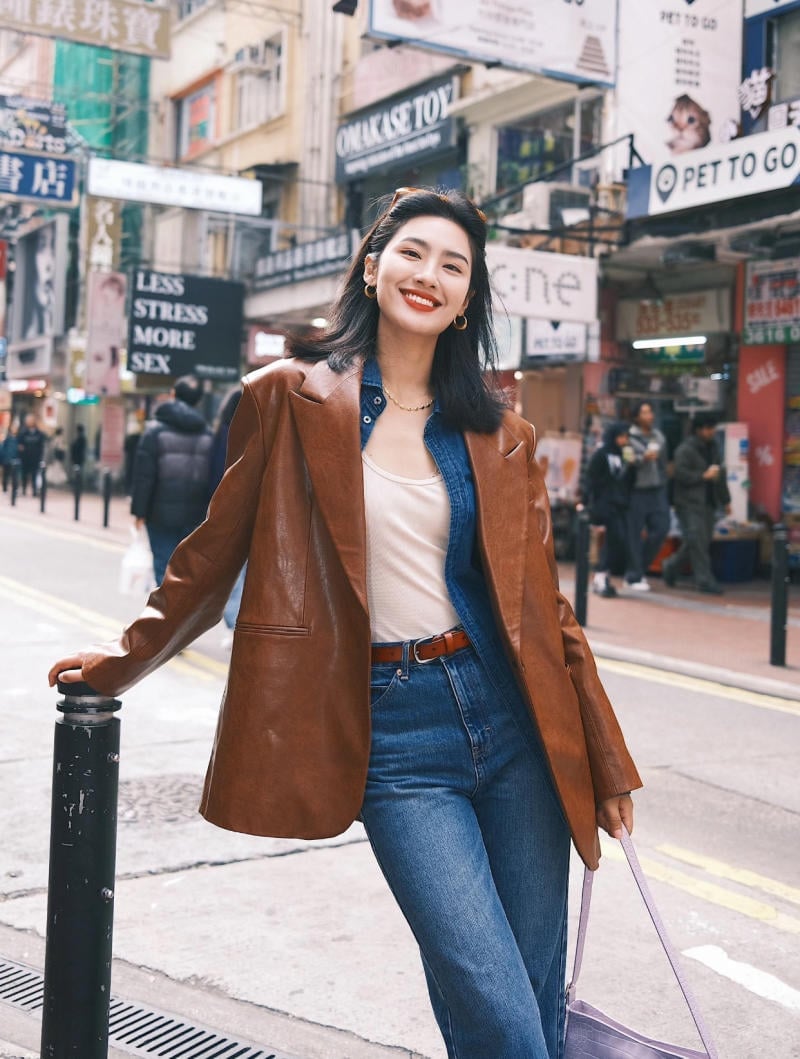Không chỉ nổi tiếng bởi nét quyến rũ cổ điển, thời trang Hồng Kông còn được yêu thích nhờ tinh thần tự do và thoải mái. 