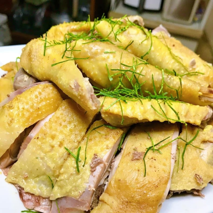 Thịt gà là thực phẩm phổ biến trong mâm cơm gia đình