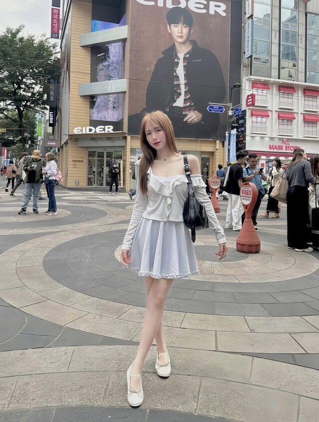 Kiểu thiết kế này còn giúp tăng nét nữ tính, mềm mại mà không cần quá nhiều chi tiết trang trí cầu kỳ.