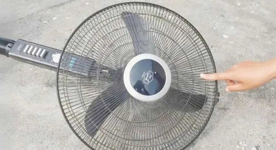 Trang tin Aboluowang đã chia sẻ một mẹo làm sạch quạt cực kỳ thông minh: Không cần tháo một con ốc nào, quạt vẫn sạch bong như mới chỉ trong 5 phút.