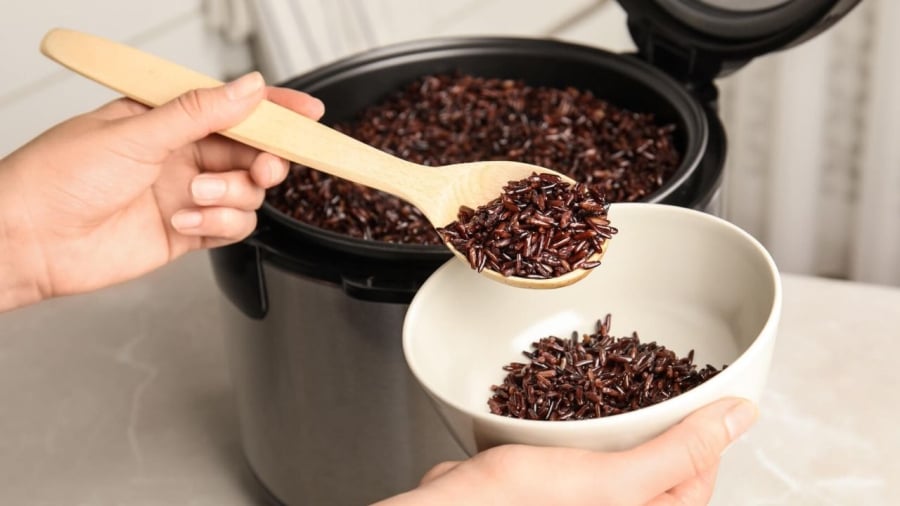 Khi nấu cơm gạo lứt, bạn nên ngâm gạo trước rồi mới nấu để hạt gạo ngậm no nước.