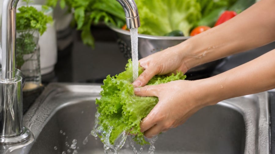 Rửa dưới vòi nước chảy giúp rau sống sạch hơn