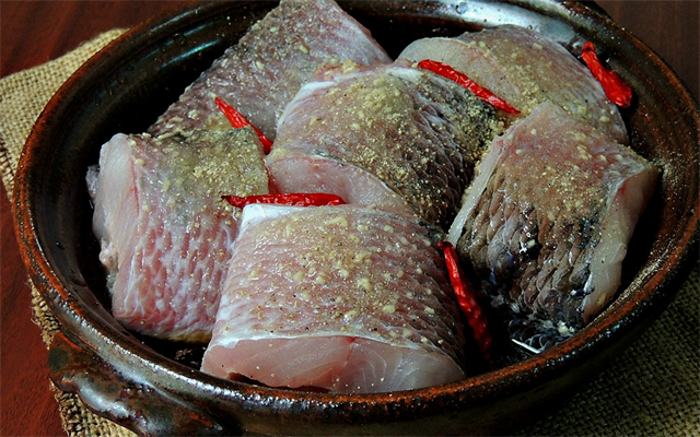 Cần ướp cá cho ngấm kỹ trước khi kho