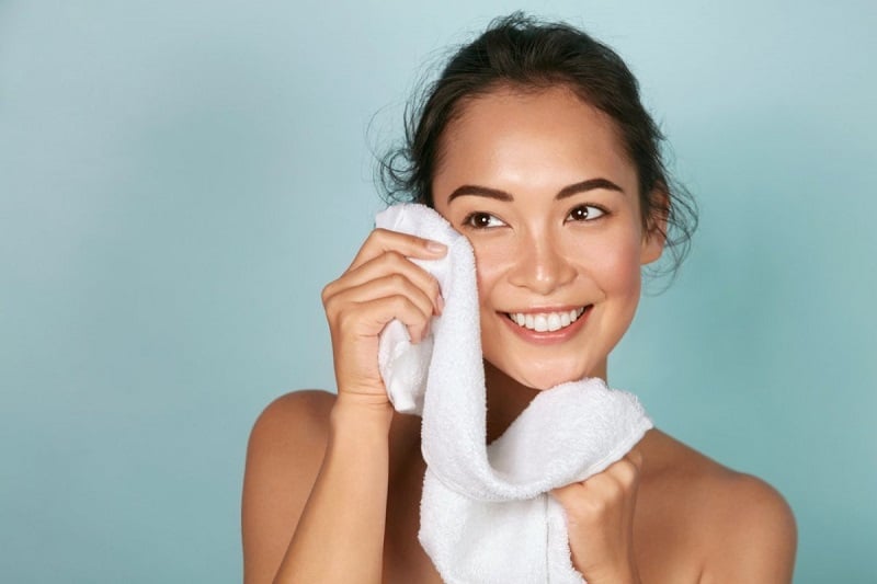  Khi bóc lớp mặt nạ hoặc miếng dán ra khỏi da, không chỉ dầu thừa mà cả tế bào da và lớp lông tơ cũng có thể bị kéo theo. 