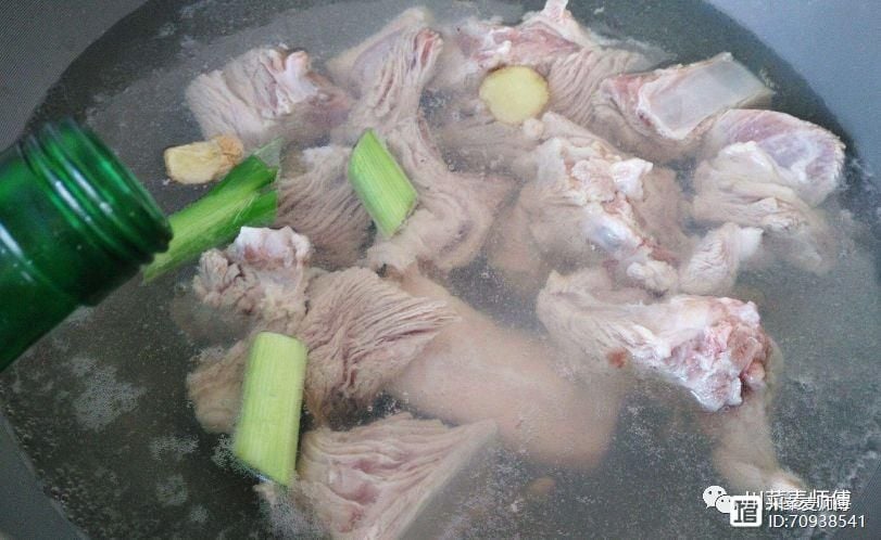 Nên chần xương ngay từ nước lạnh