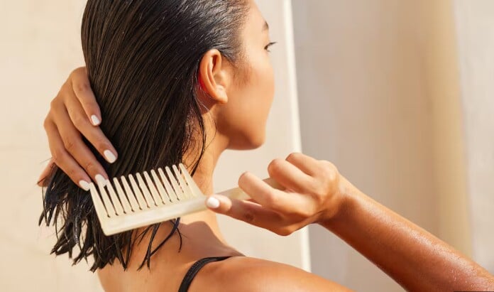 Những phần tóc bị rối cũng có xu hướng thắt chặt hơn khi gặp nước, gây khó khăn cho quá trình chăm sóc.