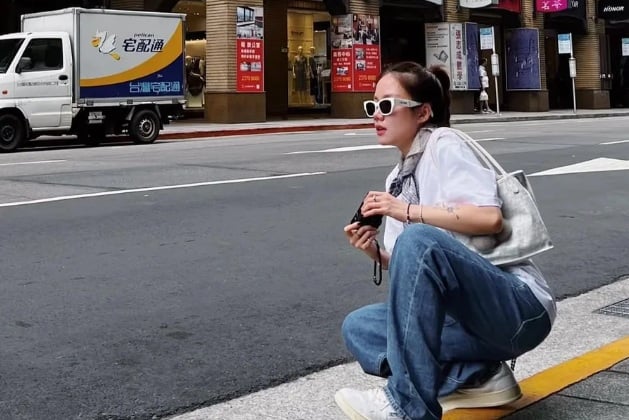 Cách phối này mang lại vẻ ngoài thanh lịch nhưng vẫn giữ được nét trẻ trung và thời thượng.