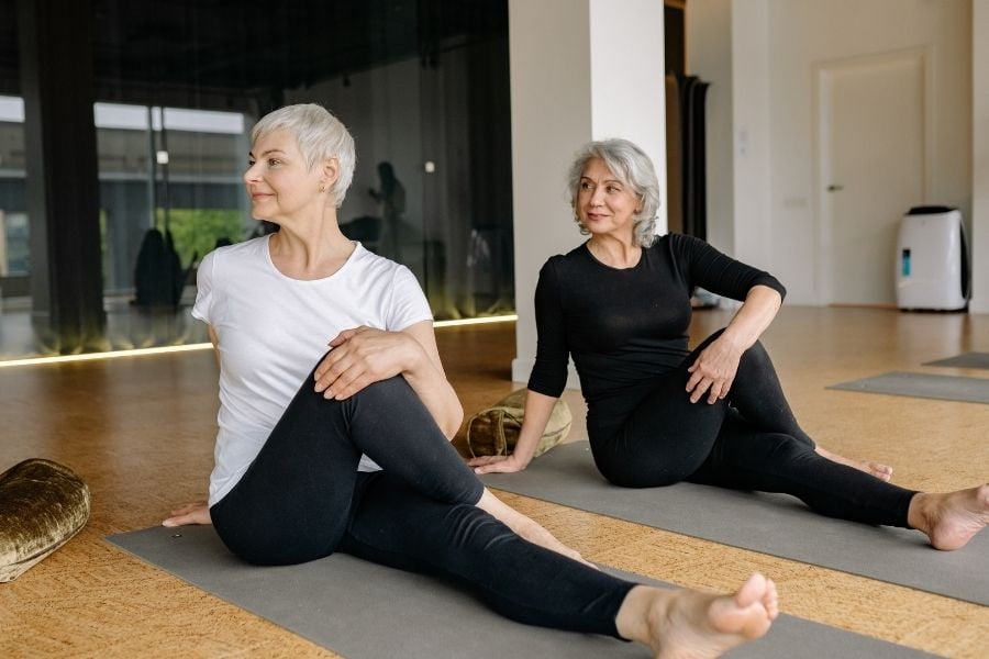 van-dong-nhe-yoga-di-bo-cho-phu-nu-tien-man-kinh
