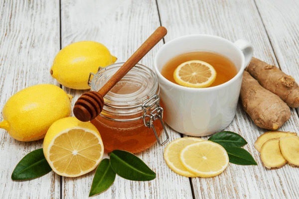 Nước chanh mật ong không làm trắng da theo cách thay đổi sắc tố da một cách nhanh chóng. 