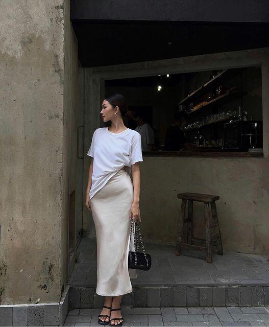  Sự kết hợp giữa món đồ mang tính ứng dụng cao và chất liệu mềm mại tạo nên tổng thể hài hòa, dễ mặc trong nhiều hoàn cảnh.