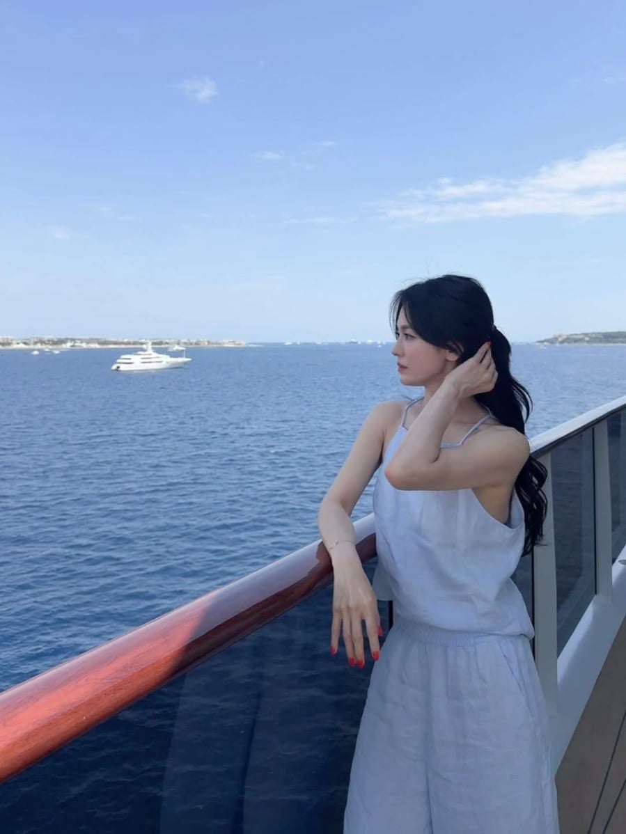 Những bộ trang phục mang gam màu trung tính như trắng, kem, be hoặc xanh nhạt không chỉ tạo cảm giác dễ chịu mà còn giúp diện mạo thêm thanh lịch.