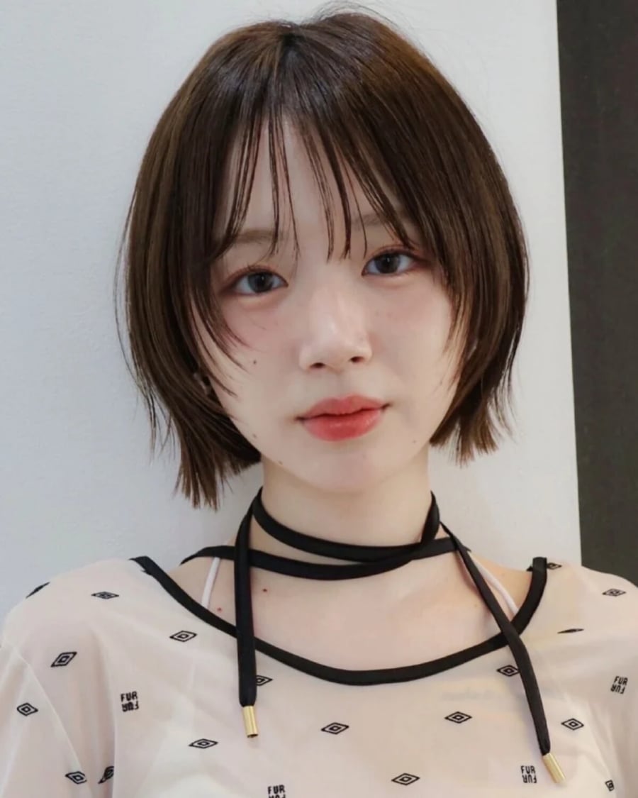 Kiểu tóc này được tạo nên từ nhiều lớp tóc tỉa chồng lên nhau, mang lại cảm giác nhẹ nhàng và bồng bềnh hơn so với các kiểu cắt truyền thống.