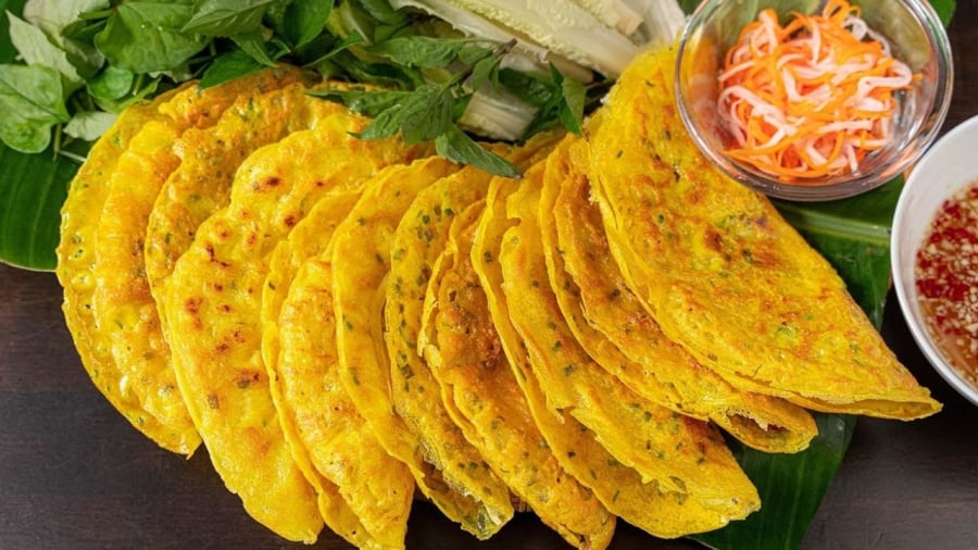 Vỏ bánh xèo đổ càng mỏng thì bánh càng giòn.