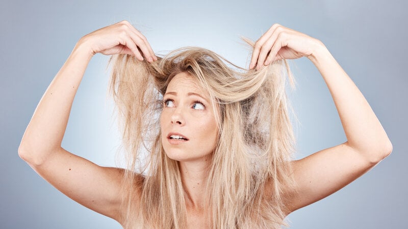Nhiều người đầu tư không ít tiền để có một màu tóc đẹp, nhưng chỉ sau vài tuần tóc đã phai màu, khô xơ và thiếu sức sống.