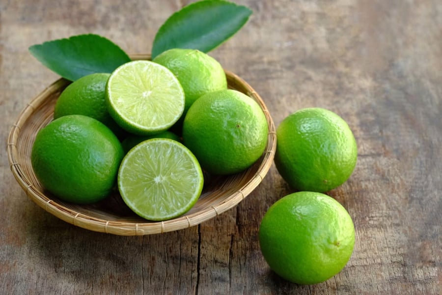 Nem được xử lý bằng nước chanh thường giữ được độ giòn lâu hơn sau khi rán.