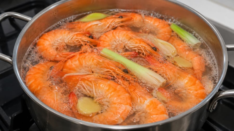 Luộc đúng thời gian để tôm chín vừa đủ và ngọt ngon