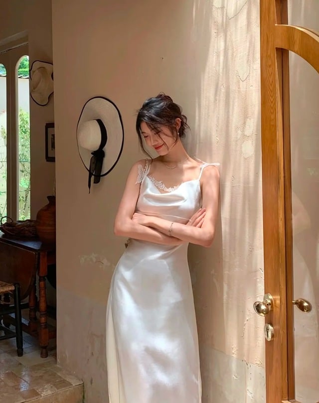 Giữa hàng loạt xu hướng thời trang thay đổi liên tục mỗi mùa, váy hai dây vẫn duy trì được vị thế riêng nhờ vẻ đẹp tinh tế và dễ ứng dụng. 