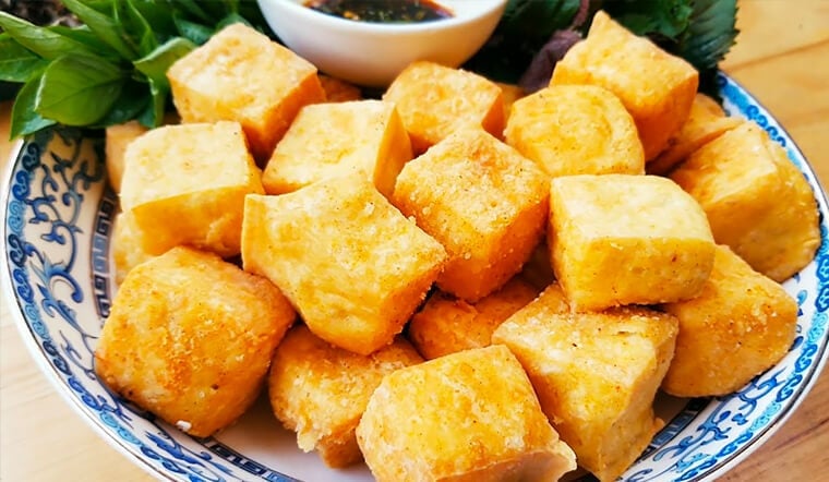 Đậu rán là món ăn phổ biến trong mâm cơm gia đình