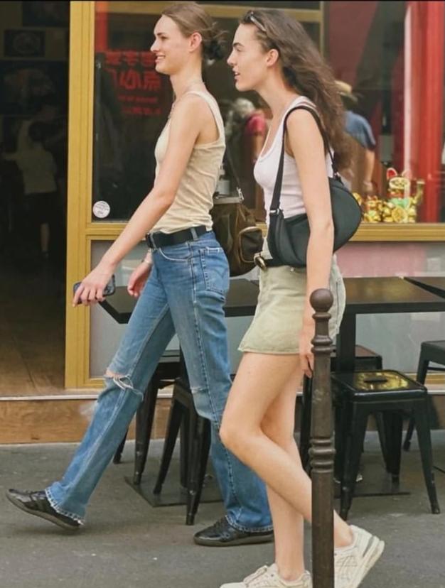 Với kiểu dáng đơn giản, không nhiều chi tiết nhưng luôn mang lại cảm giác hiện đại, tank top đã trở thành lựa chọn quen thuộc mỗi khi mùa hè đến.