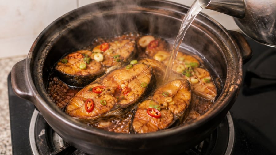 Luôn dùng nước nóng để kho cá, từ lần cho đầu hoặc những lần cho sau