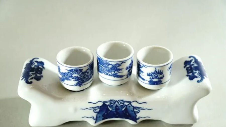 Những chén nước luôn có trên ban thờ