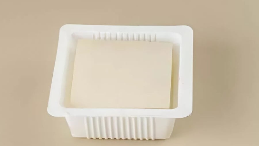 Đậu phụ được ngâm trong nước để tránh vỡ nát khi vận chuyển.