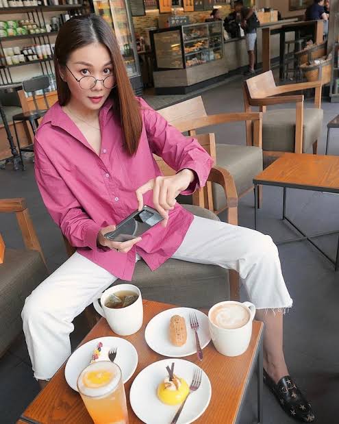 Những tông màu này không chỉ tạo cảm giác dịu mắt mà còn giúp trang phục trở nên thanh lịch và dễ ứng dụng hơn trong cuộc sống hằng ngày.