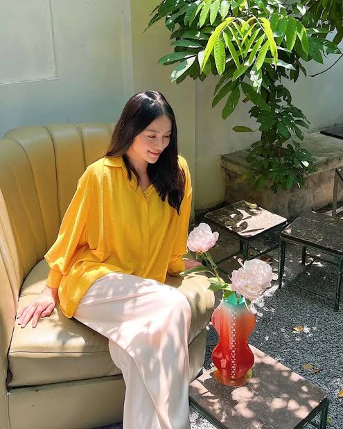  Cô thường kết hợp sơ mi oversized với quần short, quần ống suông hoặc các thiết kế đơn giản để tạo nên vẻ ngoài trẻ trung nhưng vẫn thanh lịch. 