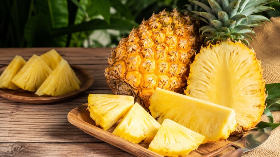 Dứa có nhiều enzym phản ứng với protein nên khi ăn sẽ thấy rát lưỡi