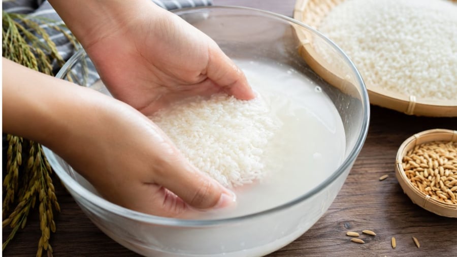 Vo gạo đúng cách để gạo sạch và ngon