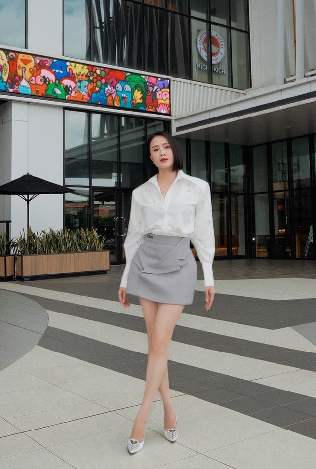  Thay vì hướng đến hình ảnh quá trẻ trung hay cầu kỳ, nữ diễn viên thường kết hợp chân váy với áo sơ mi trắng thanh lịch.
