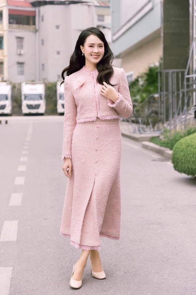 Hồng Diễm lựa chọn áo khoác dáng ngắn kết hợp cùng chân váy đồng điệu trên nền chất liệu tweed sang trọng. 