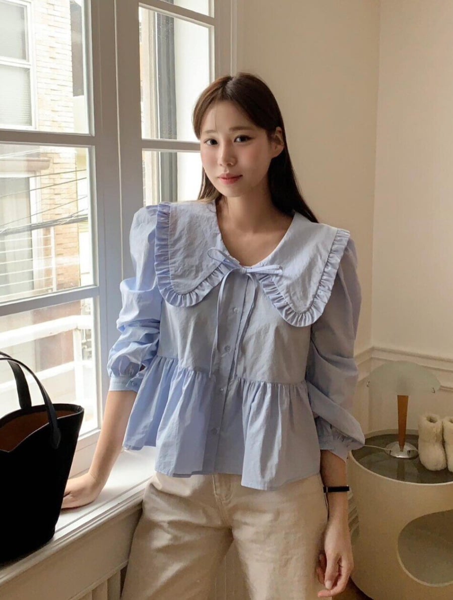 Những chiếc áo sơ mi chất liệu cotton hoặc linen giúp cơ thể thoáng mát, trong khi quần ống suông hoặc quần jeans mang đến vẻ ngoài năng động và gọn gàng.