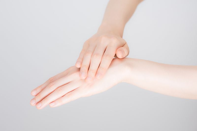 Các chuyên gia khuyến khích nên thoa kem dưỡng ít nhất vài lần trong ngày, đặc biệt là sau mỗi lần rửa tay. 