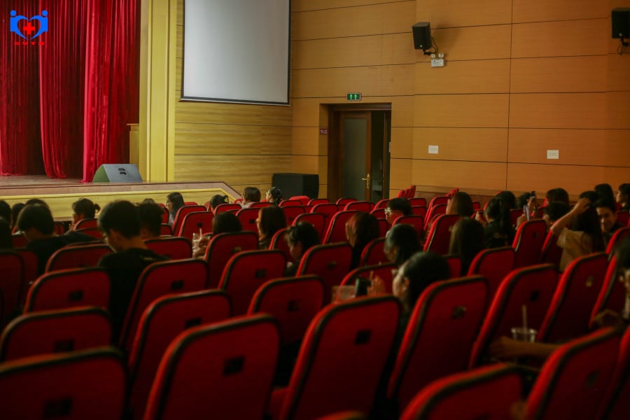 Hoạt động “Chiếu phim gây quỹ” tại Hội trường lớn trường Đại học Y Hà Nội