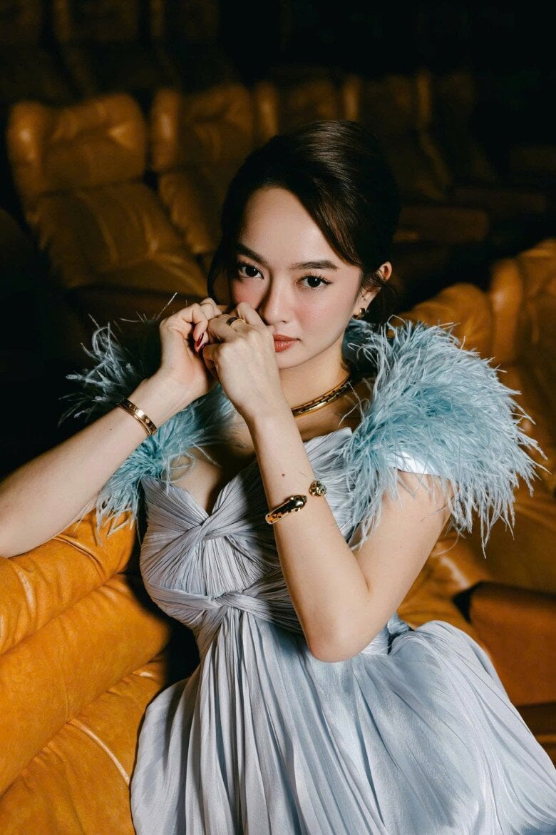  Người đẹp thường xuất hiện với những thiết kế tôn vóc dáng nhưng vẫn giữ được sự tinh tế. 