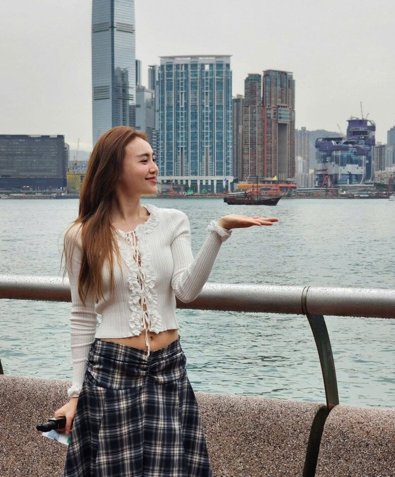 Ở đời thường, Lan Ngọc lại hướng đến sự đơn giản với áo thun, quần jeans, sơ mi hoặc những chiếc váy có thiết kế tối giản.