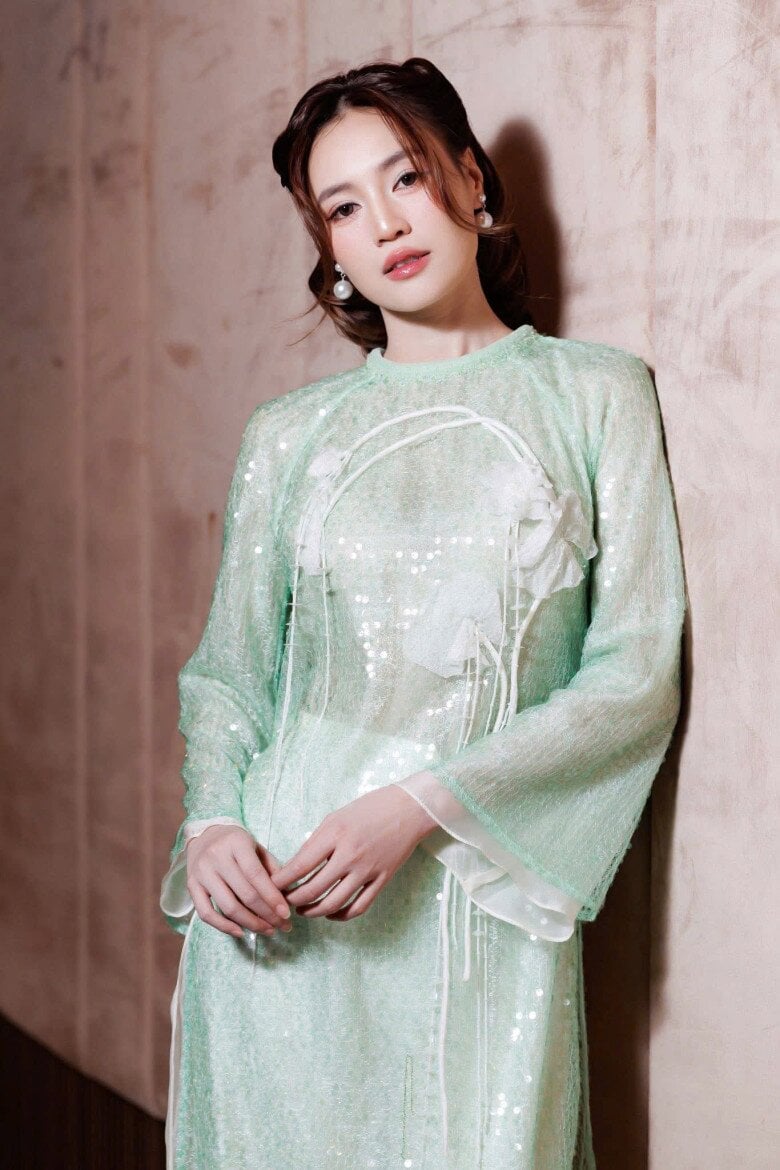 Nữ diễn viên thường lựa chọn những thiết kế có gam màu nhẹ nhàng như trắng, kem, be hoặc pastel
