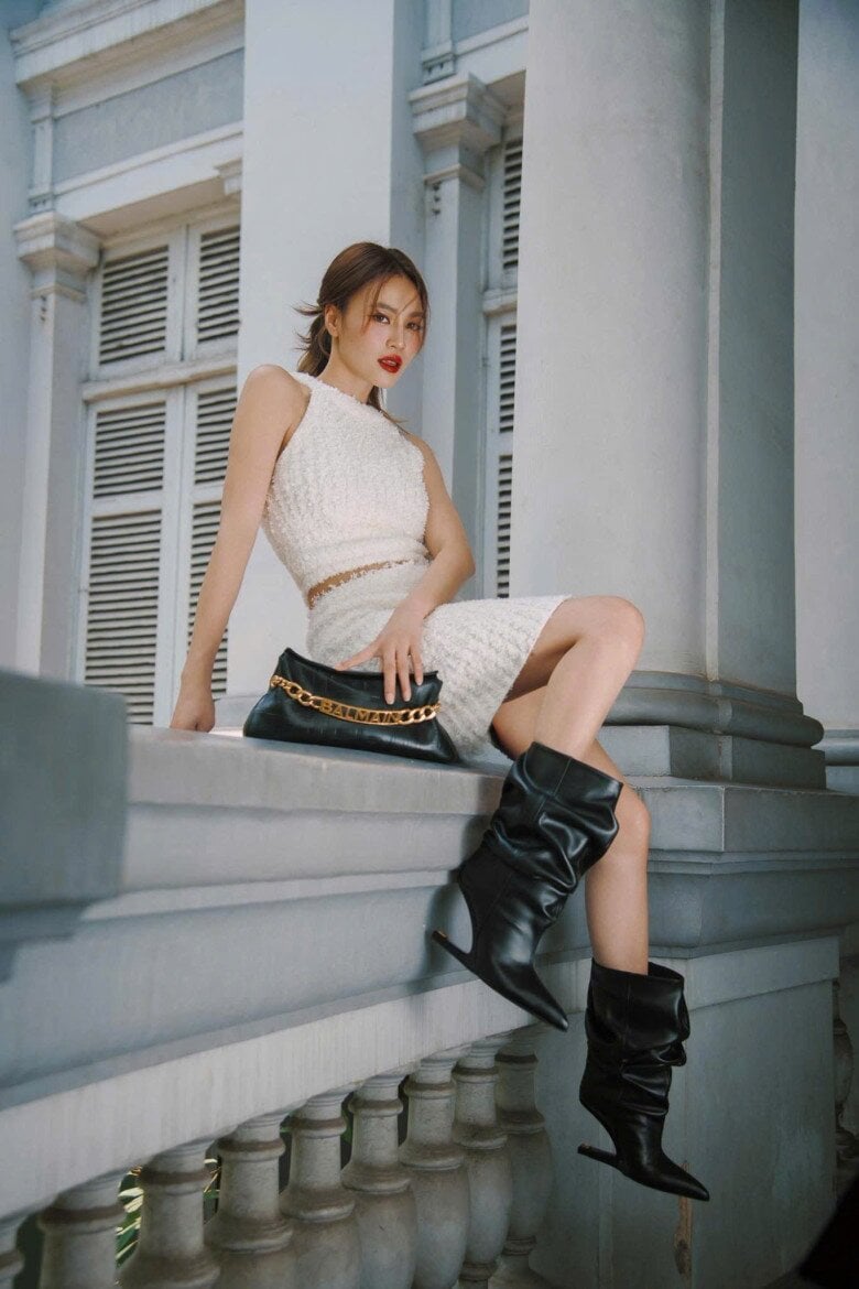 Các mẫu váy liền thân, chân váy midi hay suit nữ tính xuất hiện thường xuyên trong tủ đồ của cô, tạo nên hình ảnh chỉn chu nhưng không quá cứng nhắc.